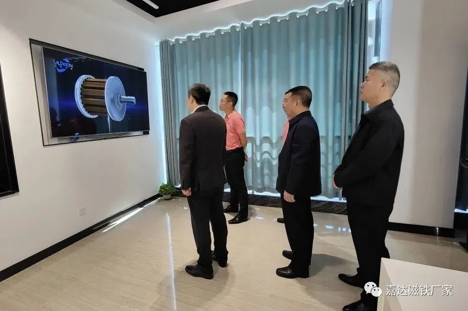 江西省贛縣區(qū)廖書記等領(lǐng)導(dǎo)一行蒞臨嘉達(dá)參觀指導(dǎo)(圖4)